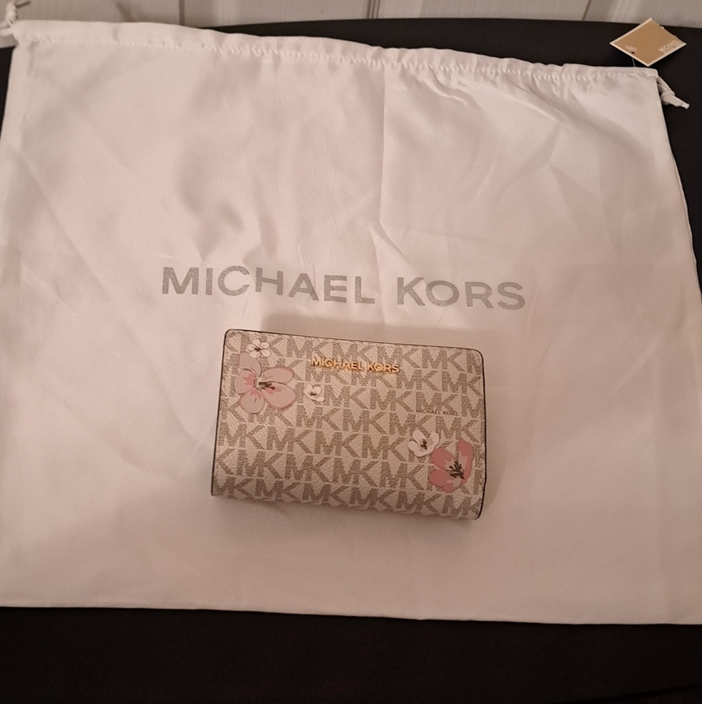 Michael Kors Gray and Pink Wallet Compact Design, Dust bag included NWT